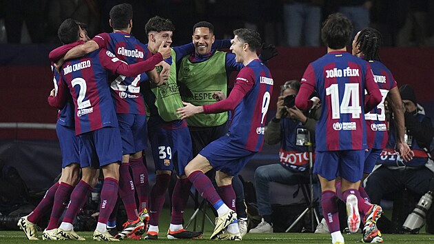 Barcelontí fotbalisté se radují ze tetího gólu proti Neapoli, který jim...