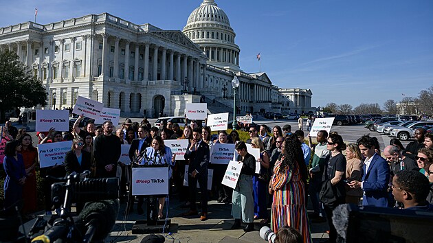 Protest ped Kapitolem proti chystan legislativ, kter by v USA zakzala sociln s TikTok (13. bezna 2024)