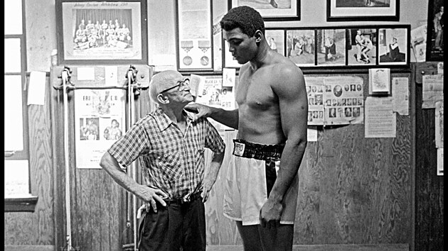 Johnny Coulon byl velkou boxerskou osobnost. V jeho chicagskm gymu trnoval i Muhammad Ali, snmek je z roku 1966.