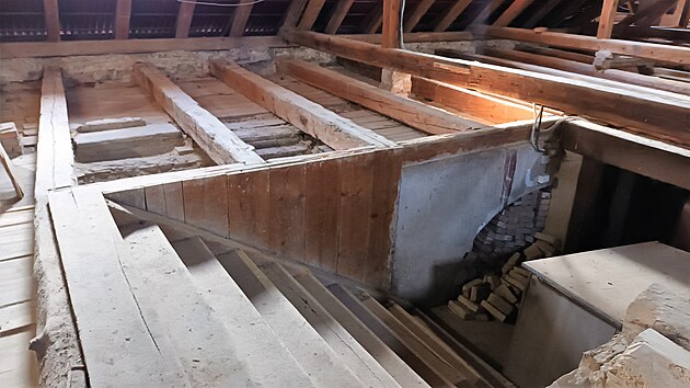 Opravy se t�kaj� v�ech st�ech z�mku v Libochovic�ch a ��ste�n� i strop� mezi druh�m patrem a p�dou. V n�kter�ch m�stech toti� bude pot�eba vym�nit tr�my a krovy. (b�ezen 2024)