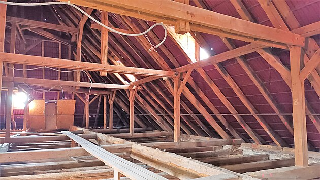 Opravy se t�kaj� v�ech st�ech z�mku v Libochovic�ch a ��ste�n� i strop� mezi druh�m patrem a p�dou. V n�kter�ch m�stech toti� bude pot�eba vym�nit tr�my a krovy. (b�ezen 2024)