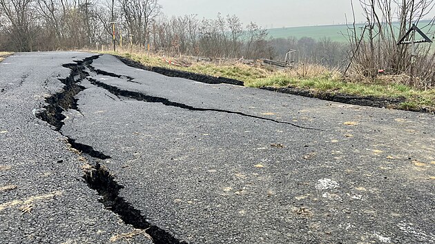 Roztren silnice mezi obcemi Dentice a Hoetice na hranici Chomutovska a Lounska. (bezen 2024)
