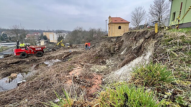 V ielicch na Lounsku se v zvru roku 2023 utrhl svah. V ohroen je zdej barokn kaple, nkolik rodinnch dom a frekventovan silnice z Mostu do atce. (bezen 2024)