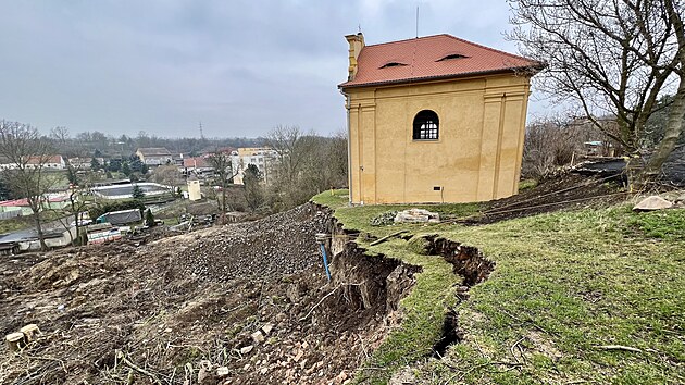 V ielicch na Lounsku se v zvru roku 2023 utrhl svah. V ohroen je zdej barokn kaple, nkolik rodinnch dom a frekventovan silnice z Mostu do atce. (bezen 2024)