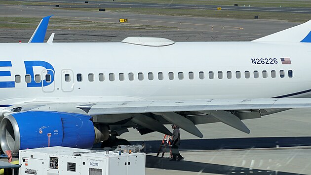 Boeing 737-800 pistál na letiti v americkém Oregonu bez ásti vnjího...