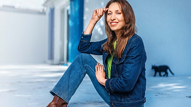 S grci balancuje mezi komediemi a dramaty, dabuje, moderuje a vyml vlastn projekty. Pro vrn fanouky serilu Ulice je pod jet Ukrajinkou Svtlanou. Ostatn u si m sp spojuj s poadem Pee cel zem. Zajm je, co se dlo na place, chtj recepty a rzn rady. Ptaj se, jestli msto pyr z malin mohou pout marmeldu, jestli msto polohrub mouky tu hladkou. Je to mil. Divci m u berou jako odbornka. A to je hezk pocit, usmv se hereka Tereza Bebarov. Jak bylo jej dtstv s vhledem na bohumnsk elezrny? Pro se j lb pedstava, e se s partnerem znaj z minulch ivot? A jak na to pila? A pro nem rda rychl ivotn stihy?