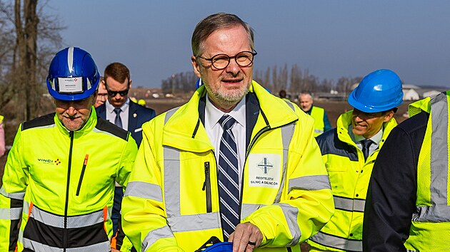 Stavbu dlnice D35 mezi Hradcem Krlov a Jinem si pijel prohldnout premir Petr Fiala. (13. bezna 2024)