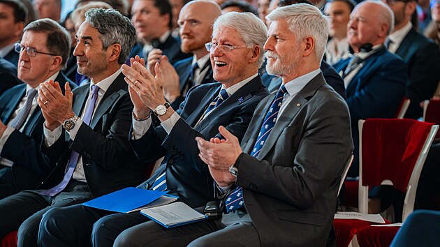 Bill Clinton a prezidentem Petrem Pavlem na nrodn konferenci Nae bezpenost nen samozejmost ve panlskm sle Praskho hradu (12. bezna 2024)