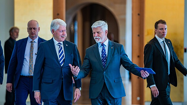 Bill Clinton s prezidentem Petrem Pavlem na konferenci Nae bezpenost nen samozejmost ve panlskm sle Praskho hradu (12. bezna 2024)