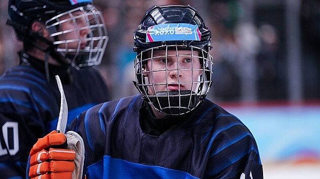 Devatenáctiletý finský hokejista Topi Rönni míí na rok za míe.