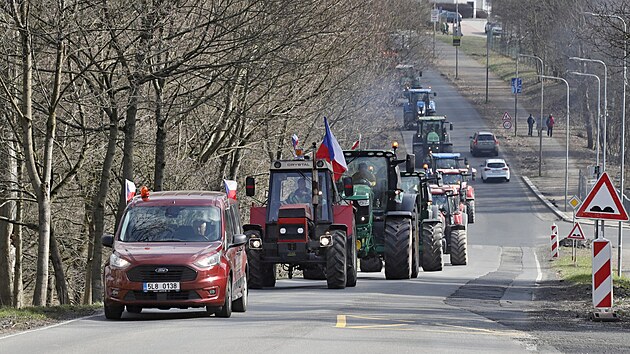 Tucet traktor se dnes sjelo do Jablonce nad Nisou, kde odpoledne zasedne vlda. Zemdlci se pomalou protestn jzdou sna upozornit na problmy, kter je trp.