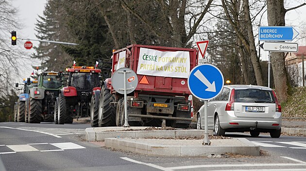 Tucet traktor se dnes sjelo do Jablonce nad Nisou, kde odpoledne zasedne vlda. Zemdlci se pomalou protestn jzdou sna upozornit na problmy, kter je trp.