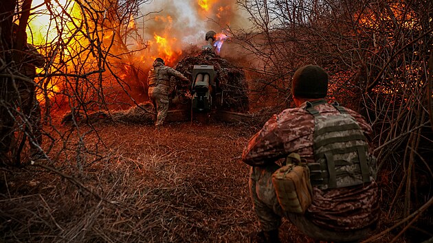 Ukrajint vojci stl z houfnice D-30 na rusk pozice u Chersonu. (12. bezna 2024)