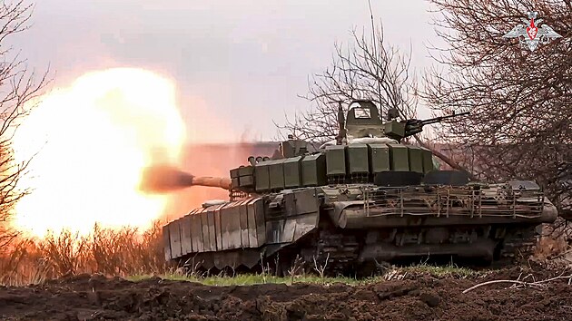 Rusk ministerstvo obrany zveejnilo zbry tanku, kter stl z rusk Belgorodsk oblasti na Ukrajinu. (19. bezna 2024)