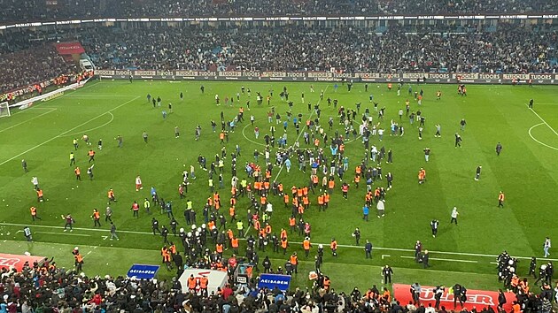 Chaos po utkn Trabzonsporu s Fenerbahce. Na trvnk vltli domc fanouci a napadli hre soupee.