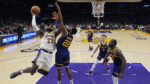 LeBron James (vlevo) z LA Lakers zakonuje v zpase proti Golden State.