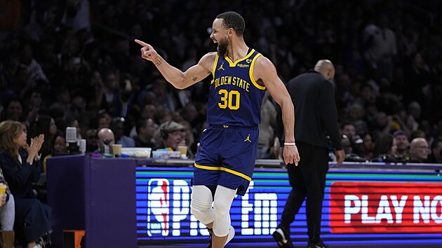 Radost Stephena Curryho z Golden State bhem utkn proti LA Lakers.