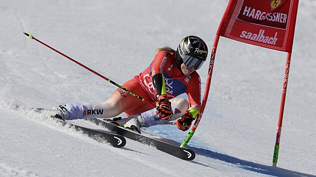 vcarka Lara Gutov-Behramiov jede ob slalom v Saalbachu.