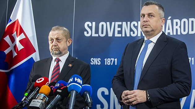 éf Slovenské národní strany Andrej Danko (vpravo) stáhl svou kandidaturu na...
