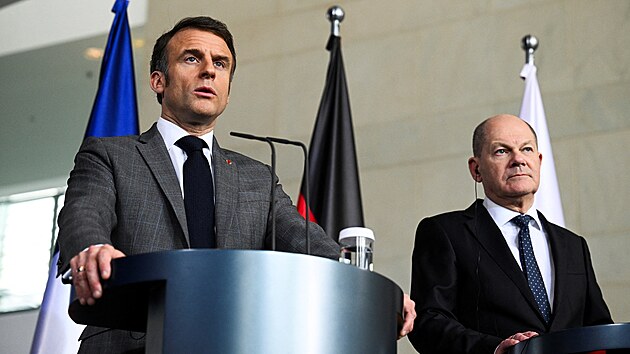 Francouzsk prezident Emmanuel Macron (vlevo) a nmeck kancl Olaf Scholz (15. bezna 2024)