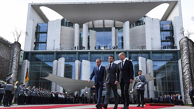 Nmeck kancl Olaf Scholz, francouzsk prezident Emmanuel Macron a polsk premir Donald Tusk (zprava) ped sdlem kancle v Berln (15. bezna 2024)