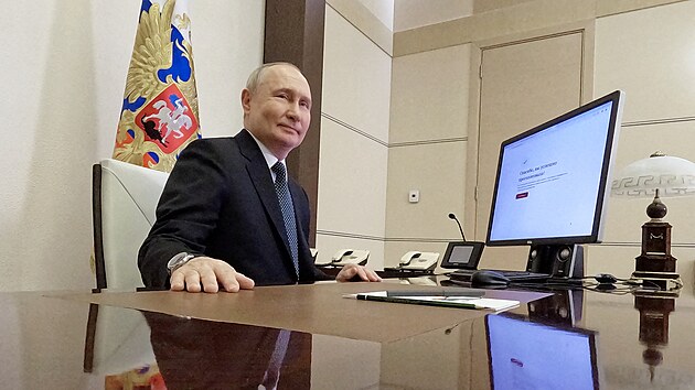 Rusk dikttor Vladimir Putin v prezidentskch volbch, kter znovu vyhraje, hlasoval elektronicky. (15. bezna 2024)