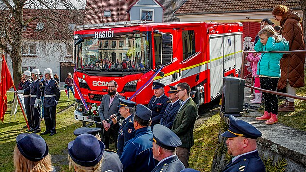 Dobrovoln� hasi�i ve Vele��n� na Krumlovsku p�edstavili nov� z�sahov� v�z.