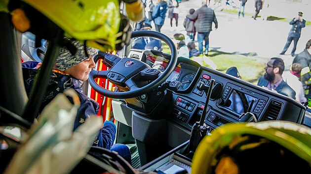 Dobrovoln� hasi�i ve Vele��n� na Krumlovsku p�edstavili nov� z�sahov� v�z. D�ti ho d�kladn� prozkoumaly.