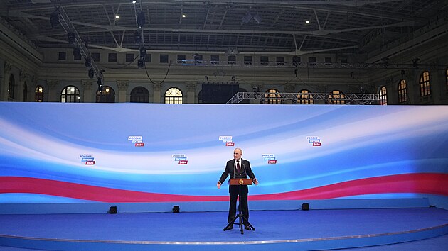 Rusk prezident Vladimir Putin hovo pi nvtv svho volebnho tbu po prezidentskch volbch v Moskv. (18. bezna 2024)