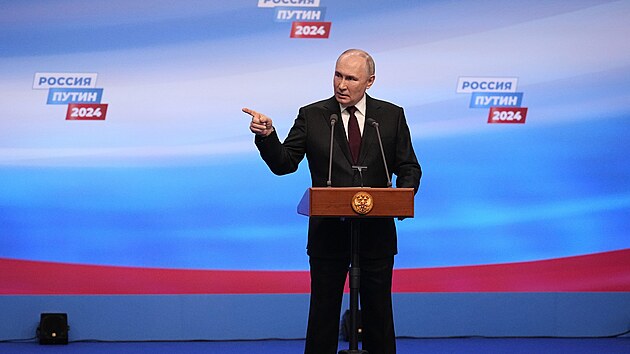 Ruský prezident Vladimir Putin hovoí pi návtv svého volebního tábu po...