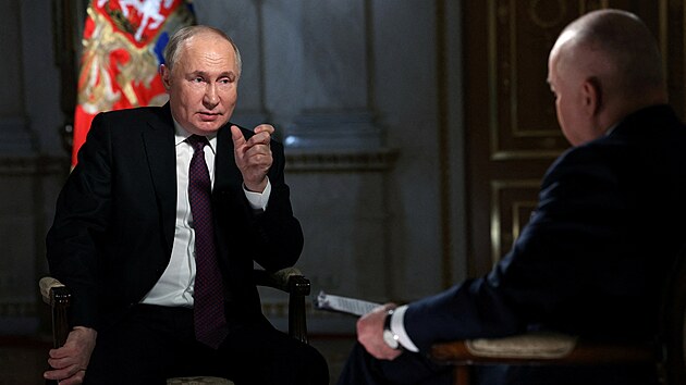 Rusk prezident Vladimir Putin hovo s generlnm editelem mediln skupiny Rossija Segoda Dmitrijem Kiseljovem bhem rozhovoru v Moskv. (12. bezna 2024)