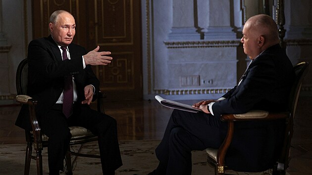 Rusk prezident Vladimir Putin hovo s generlnm editelem mediln skupiny Rossija Segoda Dmitrijem Kiseljovem bhem rozhovoru v Moskv. (12. bezna 2024)