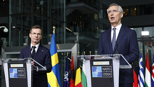 Generln tajemnk NATO Jens Stoltenberg (vpravo) a vdsk premir Ulf Kristersson na tiskov konferenci ped slavnostnm vztyenm vlajky u pleitosti vstupu vdska do NATO v sdle NATO v Bruselu (11. bezna 2024)