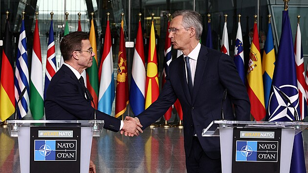 vdsk premir Ulf Kristersson a generln tajemnk NATO Jens Stoltenberg si potsaj rukama na tiskov konferenci v den slavnostnho vztyen vlajky v sdle NATO po vstupu vdska do aliance v Bruselu. (11. bezna 2024)