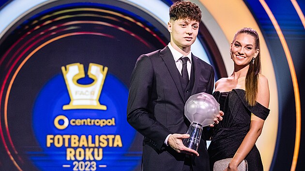 Ladislav Krej�í s partnerkou Dominikou N�me�kovou