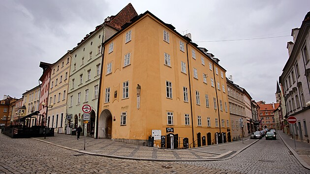 Krom Jiho z Podbrad, kter zde pobval v letech 1459 a 1461, byl v chebskm dom "Na ostrm rohu" od roku 1703 do roku 1711 internovn George Brankovi.