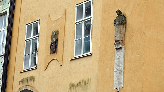 Krom Jiho z Podbrad, kter zde pobval v letech 1459 a 1461, byl v chebskm dom "Na ostrm rohu" od roku 1703 do roku 1711 internovn George Brankovi.