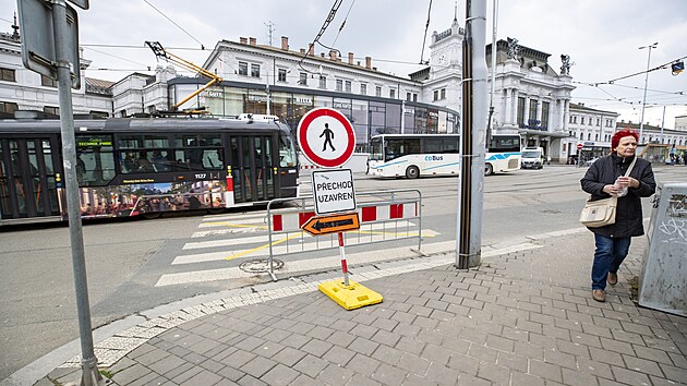 V Brn je uzaven pechod mezi budovou hlavnho ndra a trolejbusovmi zastvkami. (13. bezna 2024)