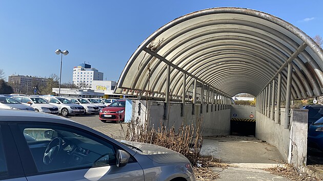 Uzaven podzemn gare se nachz v lokalit za Lunkami nedaleko hotelu Boby, kter je na snmku vidt v pozad. (19. bezna 2024)