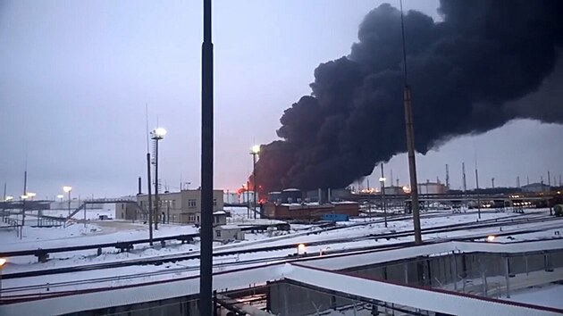 V rafinerii u Rjazan po dronovém náletu hoí. (13. bezna 2024)