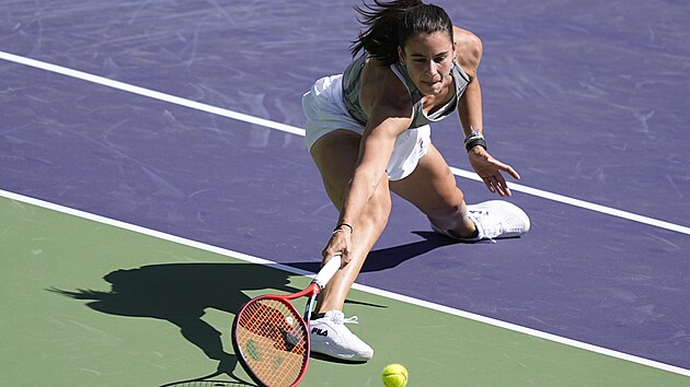 Emma Navarrov se natahuje pro me v osmifinle turnaje v Indian Wells.
