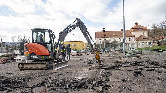 Zln zaal s opravou venkovnch hi u Sokolovny. (bezen 2024)