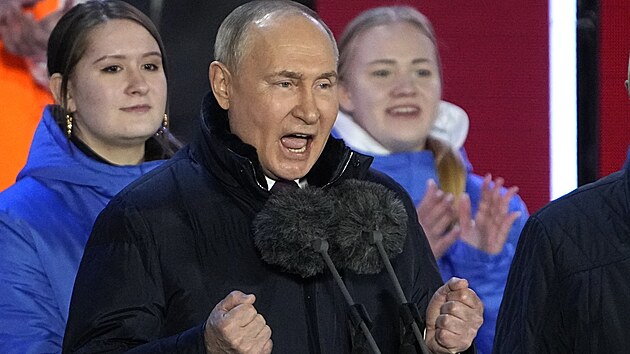 Rusk prezident Vladimir Putin zpval hymnu, kdy slavil volebn vtzstv i 10. vro pipojen Krymu. (18. bezna 2024)