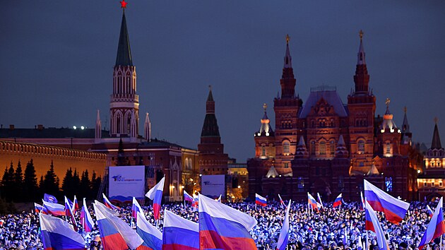 Rusk� prezident Vladimir Putin slavil volebn� v�t�zstv� i 10. v�ro�� p�ipojen� Krymu. Na Rud�m n�m�st� v Moskv� se shrom�dily tis�ce lid�. (18. b�ezna 2024)