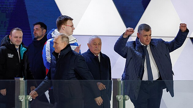 Poraen kandidt na ruskho prezidenta Leonid Sluckij zved vtzn ruce, skuten vtz Vladimir Putin m spokojen na pdium. Na Rudm nmst v Moskv se slavilo i 10. vro anexe Krymu. (18. bezna 2024)