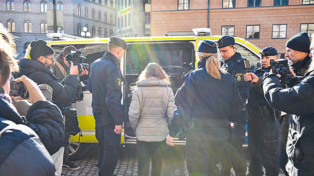 Klimatick aktivistka Greta Thunbergov byla v ter rno odvedena polici bhem protestu ped vdskm parlamentem. (12. bezna 2024)