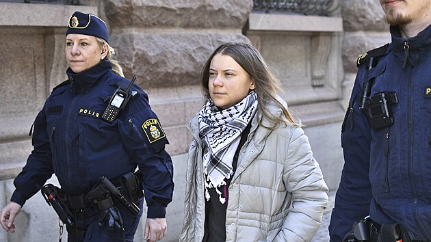 Klimatick aktivistka Greta Thunbergov byla v ter rno odvedena polici bhem protestu ped vdskm parlamentem. (12. bezna 2024)