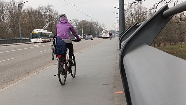 Cyklist se nyn dl o msto s chodci. Nov budou moci vyut i cyklopruh na vozovce.