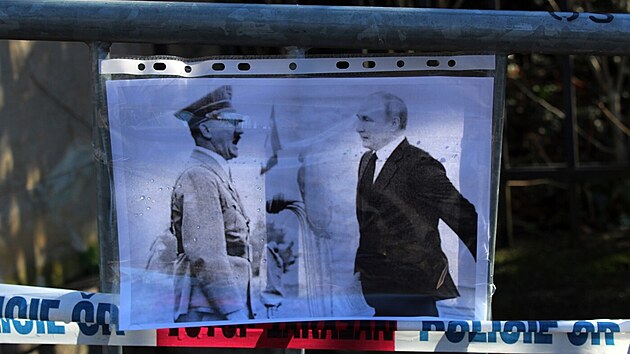 Nkolik destek lid se v nedli na praskm Vclavskm nmst zastnilo protestu proti ruskmu prezidentovi Vladimiru Putinovi. (17. bezna 2024)