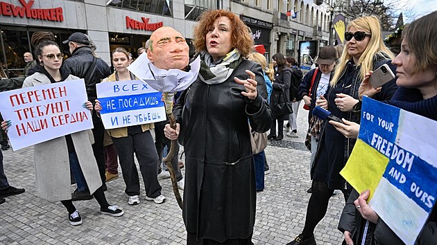 Nkolik destek lid se v nedli na praskm Vclavskm nmst zastnilo protestu proti ruskmu prezidentovi Vladimiru Putinovi. (17. bezna 2024)